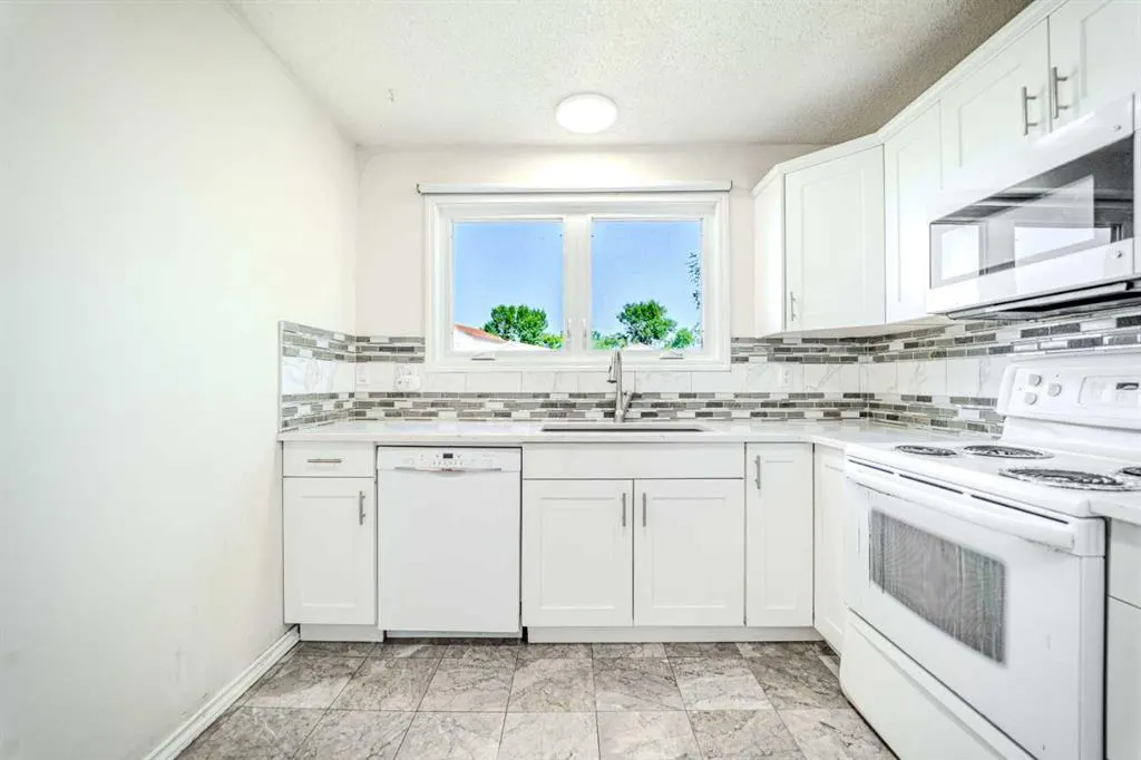 12 Whitmire Bay NE