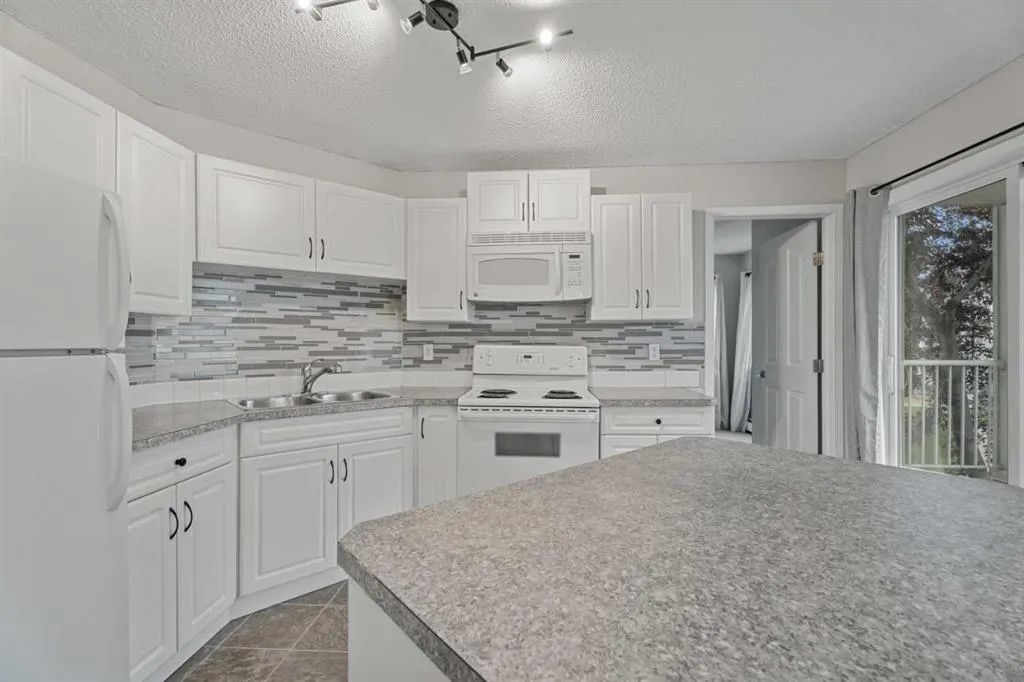7202 Valleyview Park SE, #202