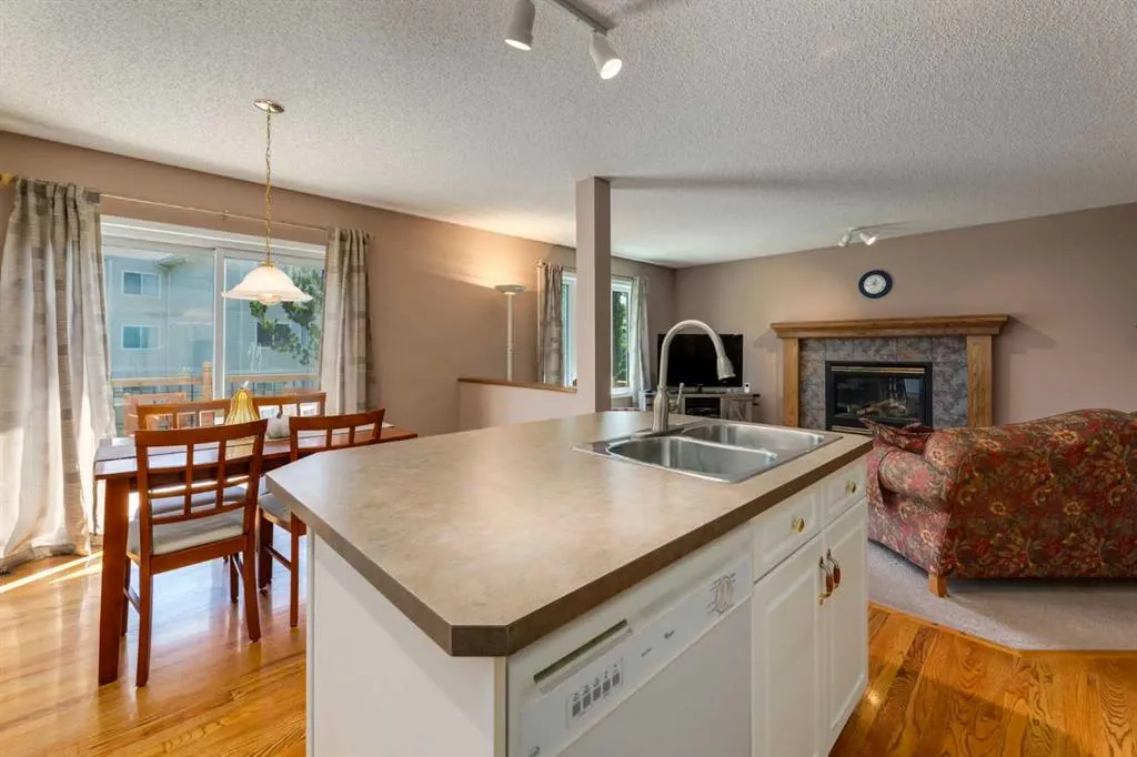 165 Spring Crescent SW