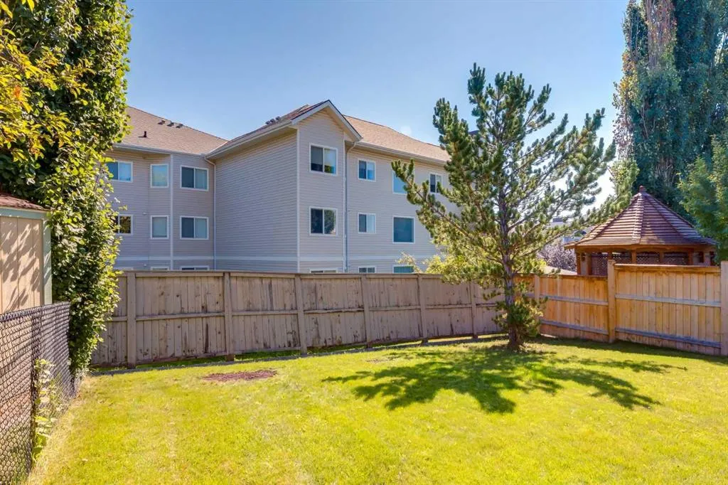 165 Spring Crescent SW