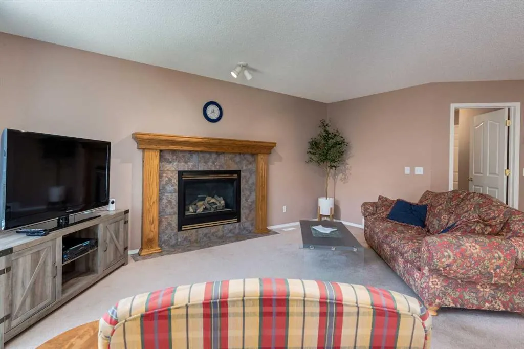165 Spring Crescent SW