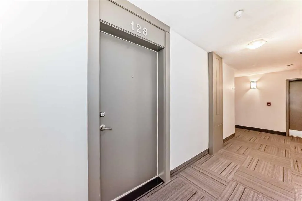 60 Royal Oak Plaza NW, #128