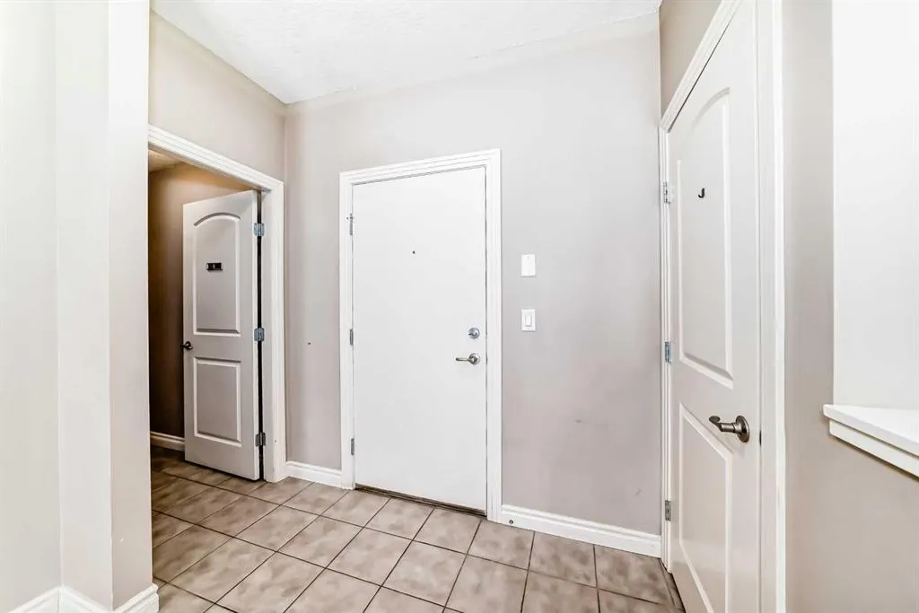 60 Royal Oak Plaza NW, #128