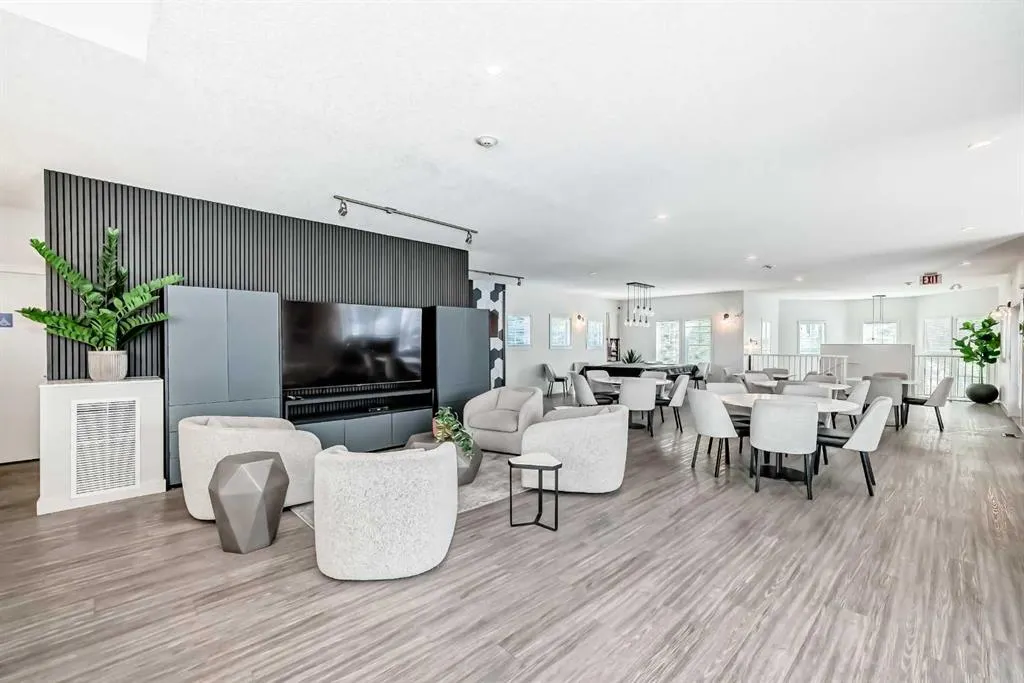 60 Royal Oak Plaza NW, #128