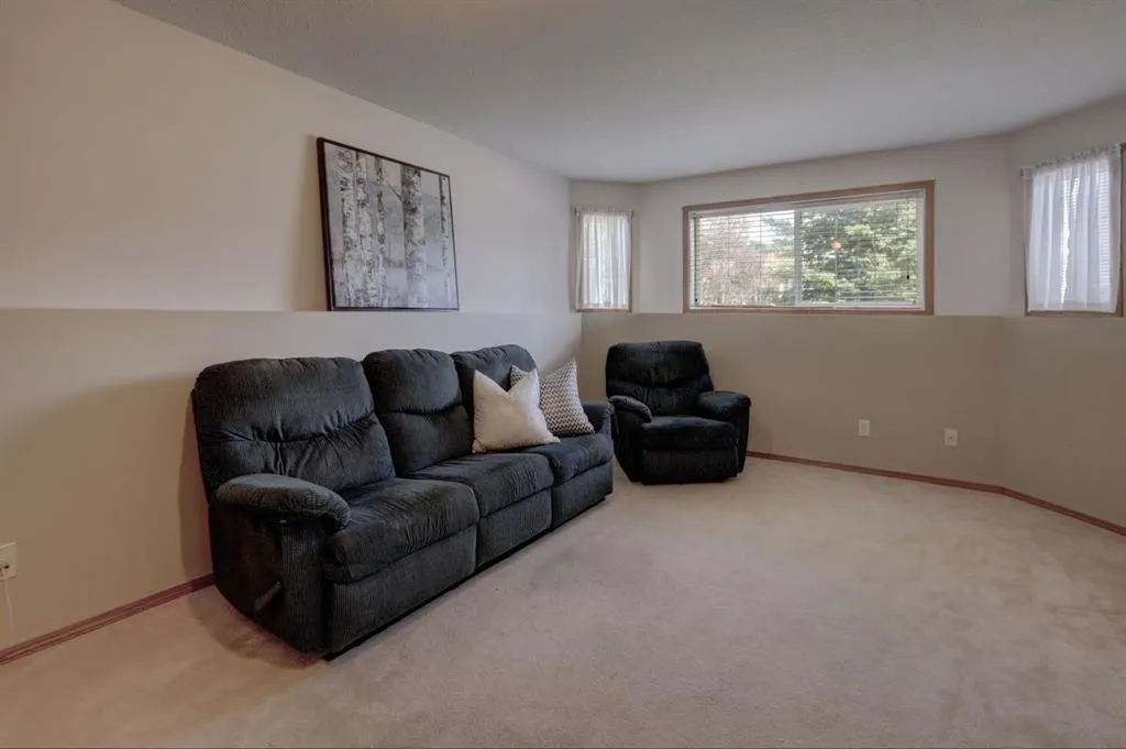 37 Chinook Crescent