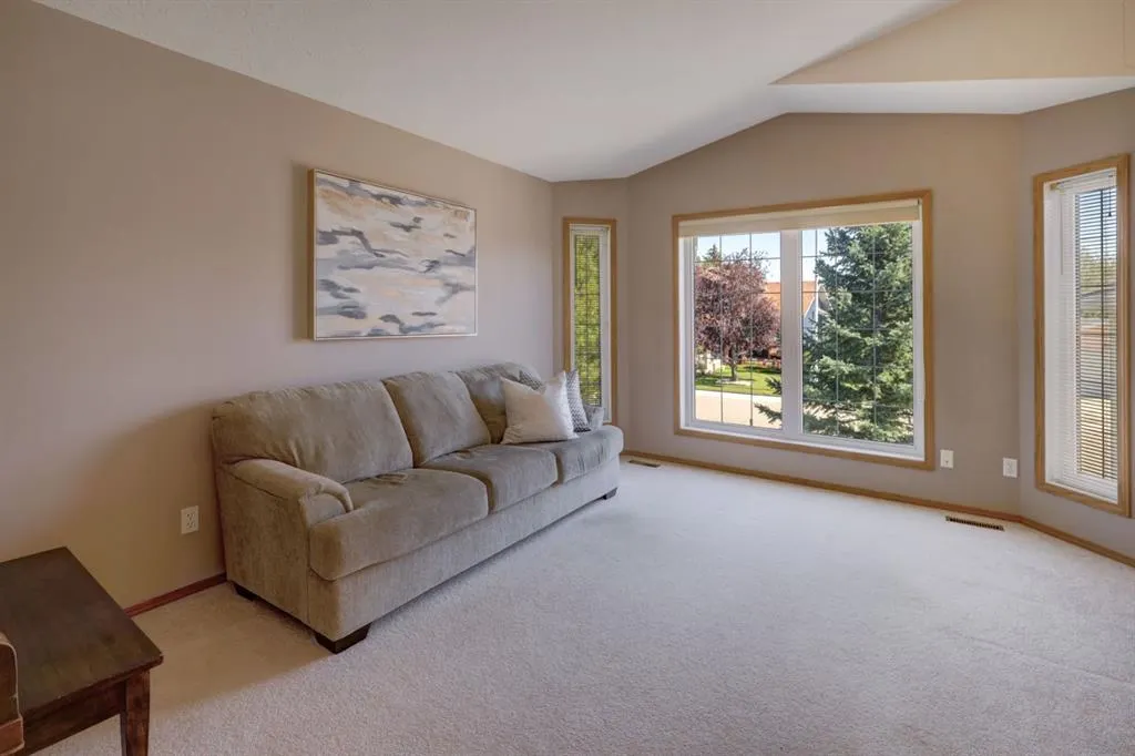 37 Chinook Crescent