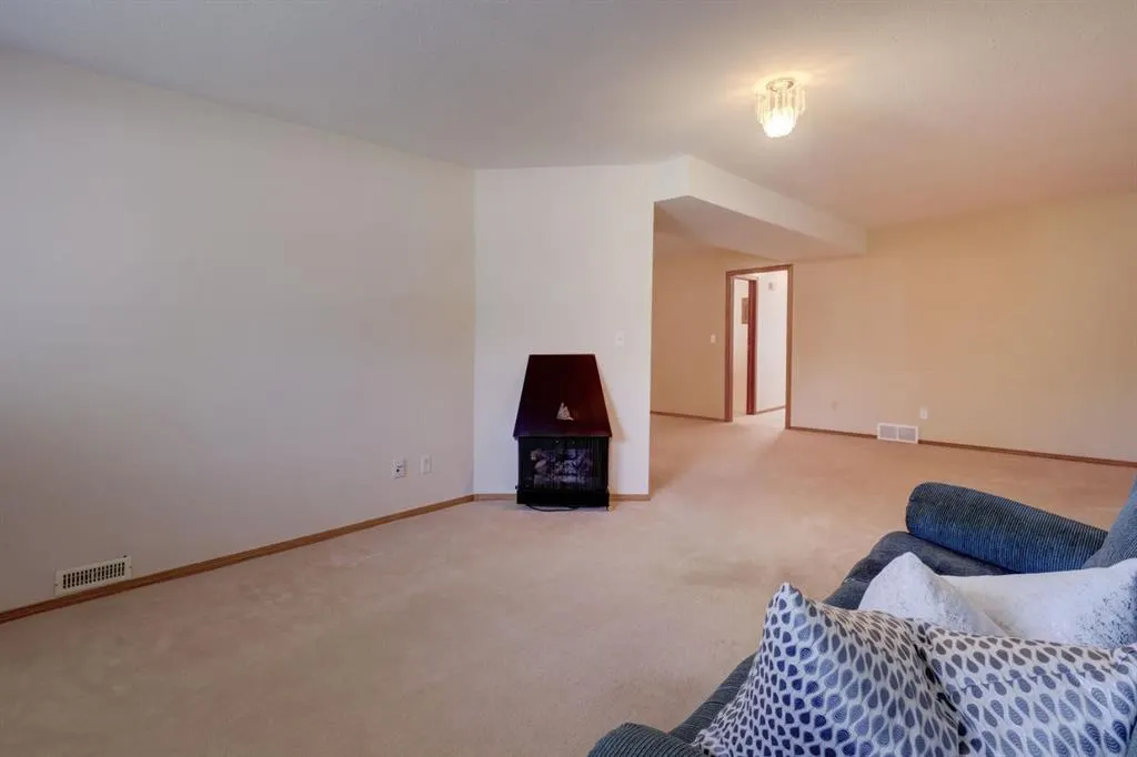 37 Chinook Crescent