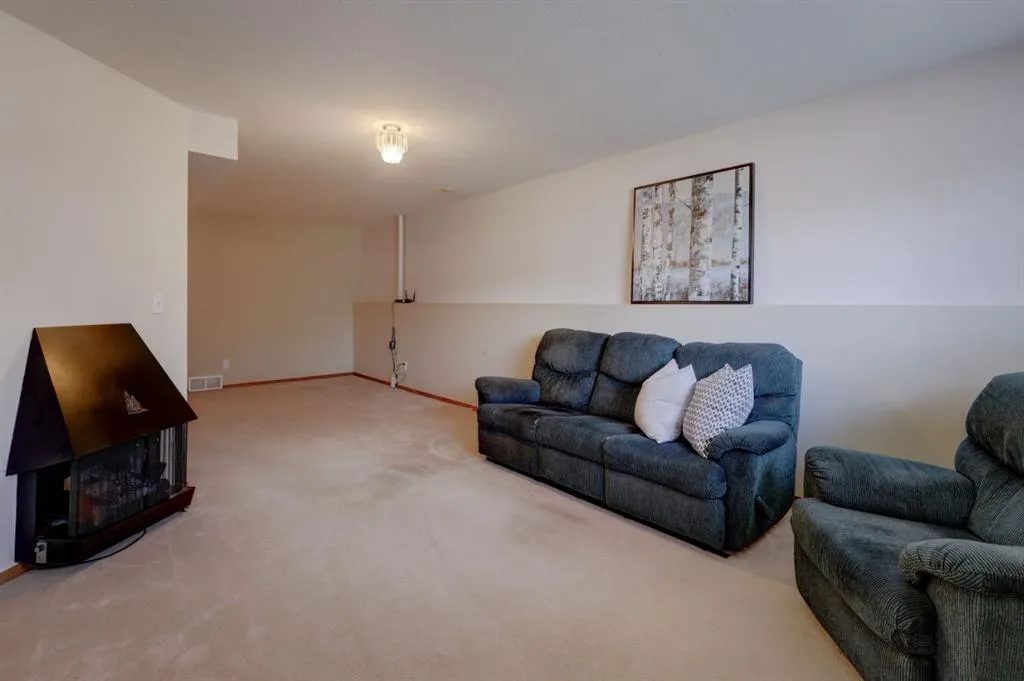 37 Chinook Crescent