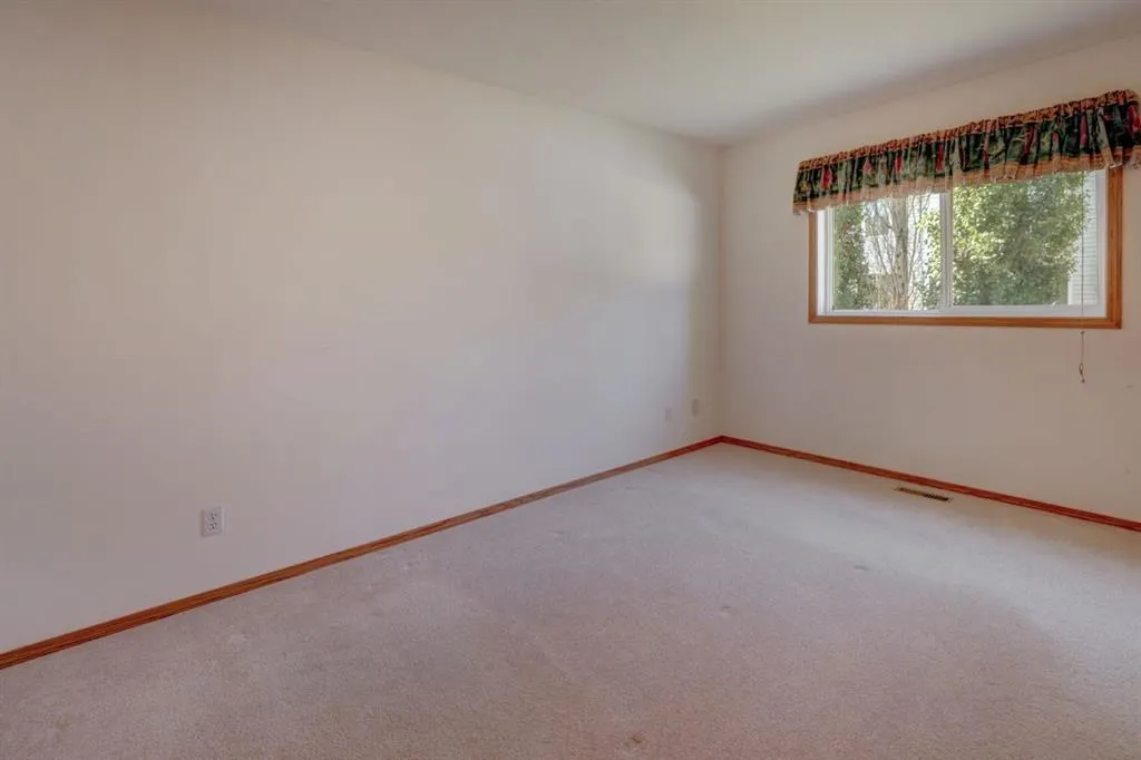 37 Chinook Crescent