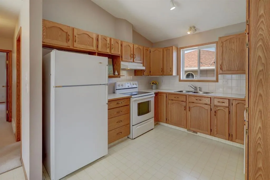 37 Chinook Crescent