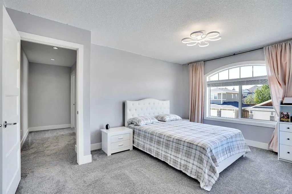 172 Kinniburgh Way Chestermere