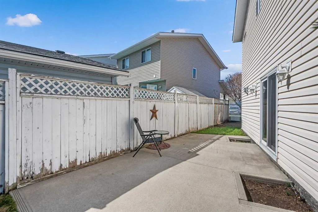 45 Costa Mesa Close NE