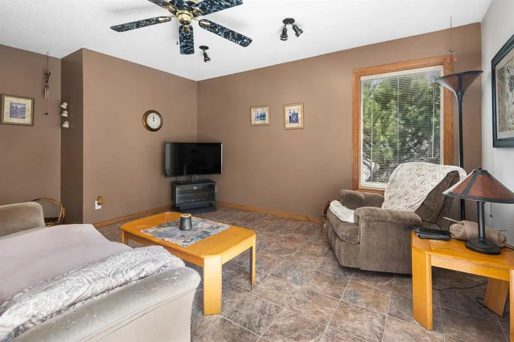 45 Costa Mesa Close NE