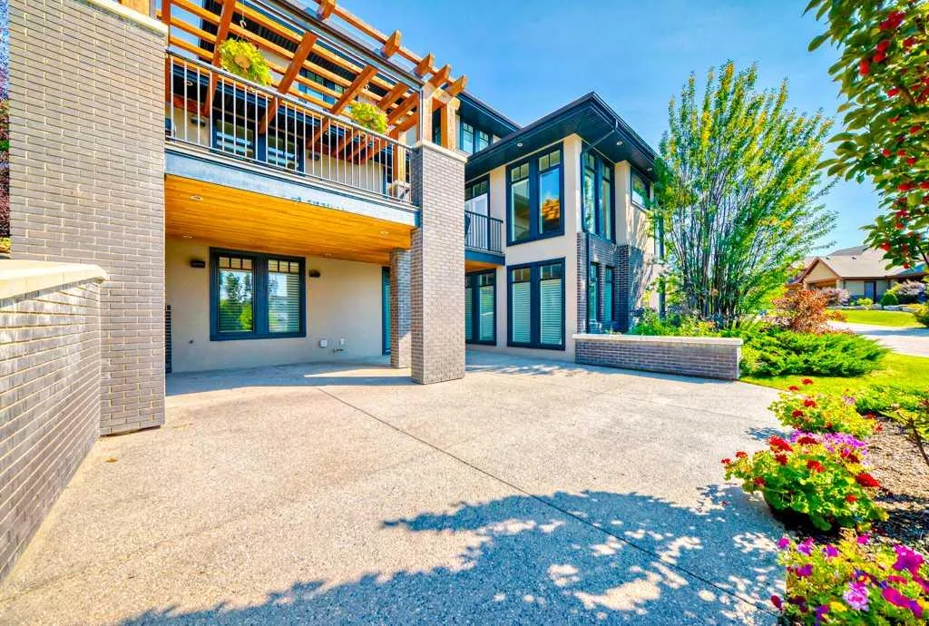 16 Spring Valley Way SW