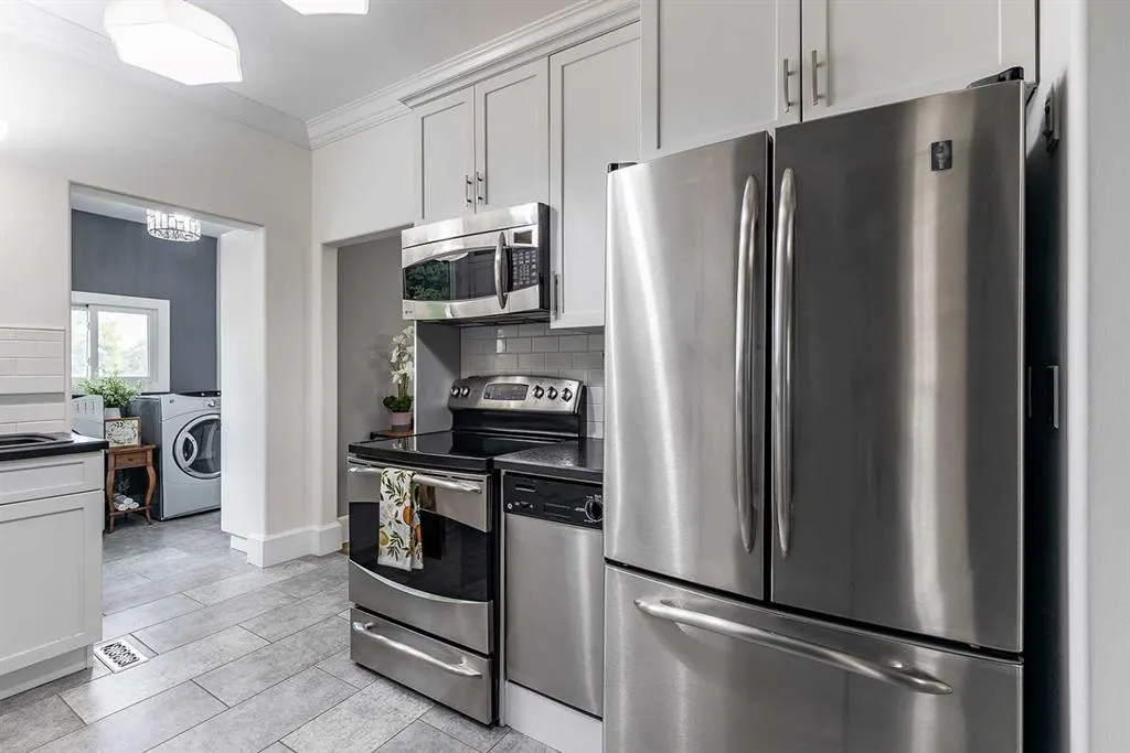 42 4 Street SE