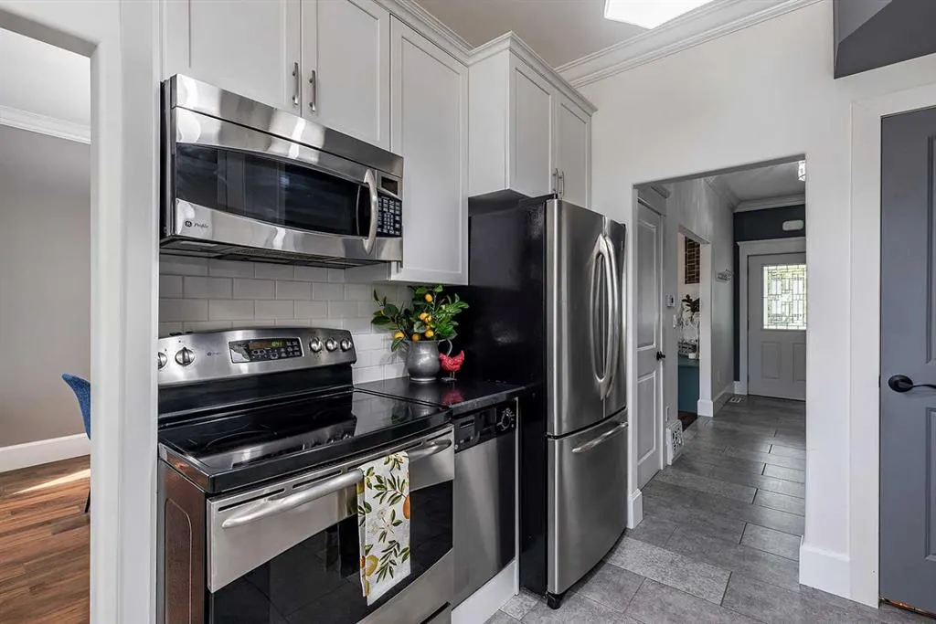 42 4 Street SE