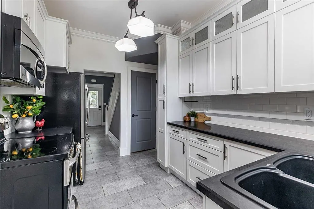 42 4 Street SE