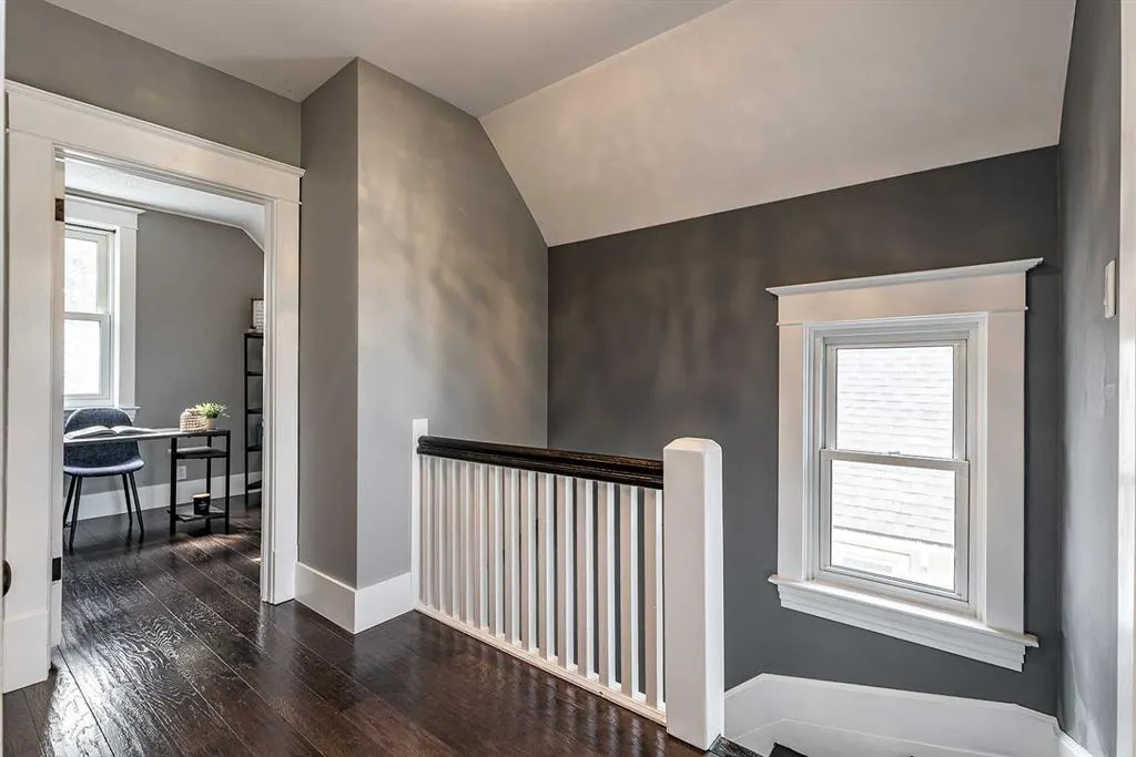 42 4 Street SE