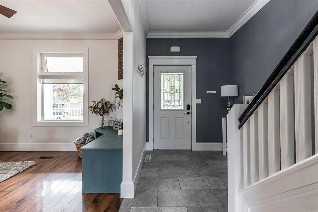 42 4 Street SE
