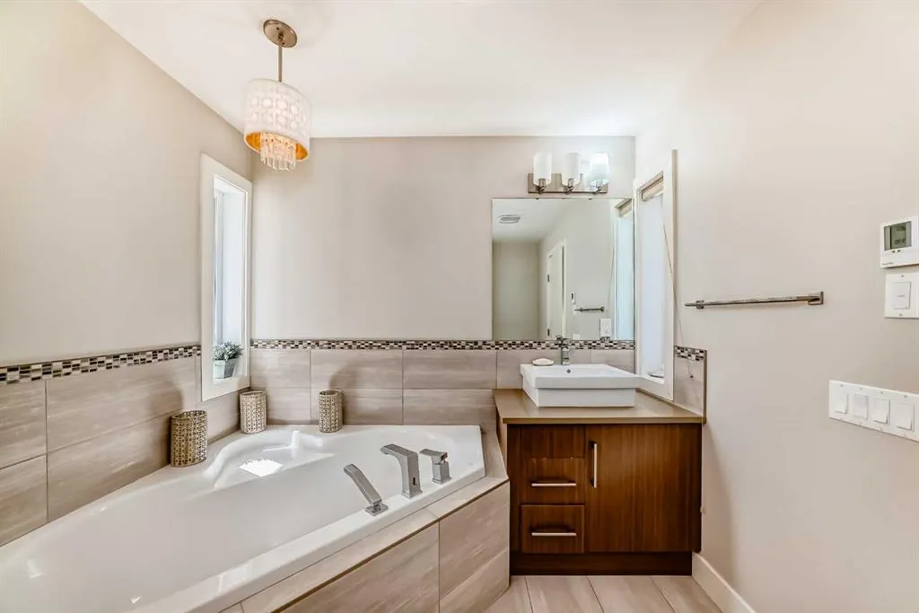 924 3 Avenue NW, #2