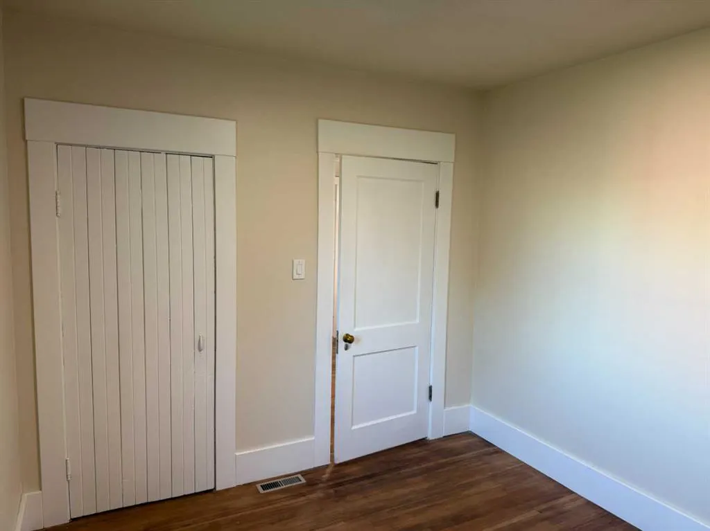 32 2 Street W