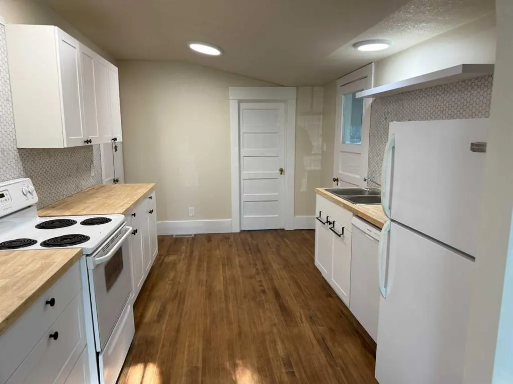 32 2 Street W