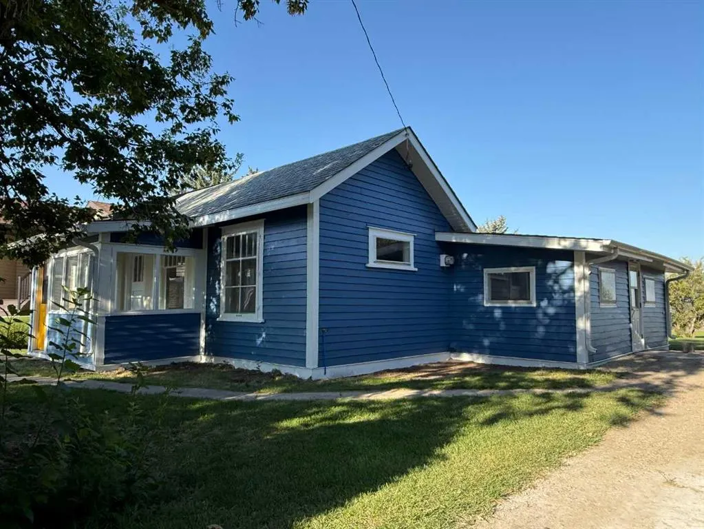 32 2 Street W