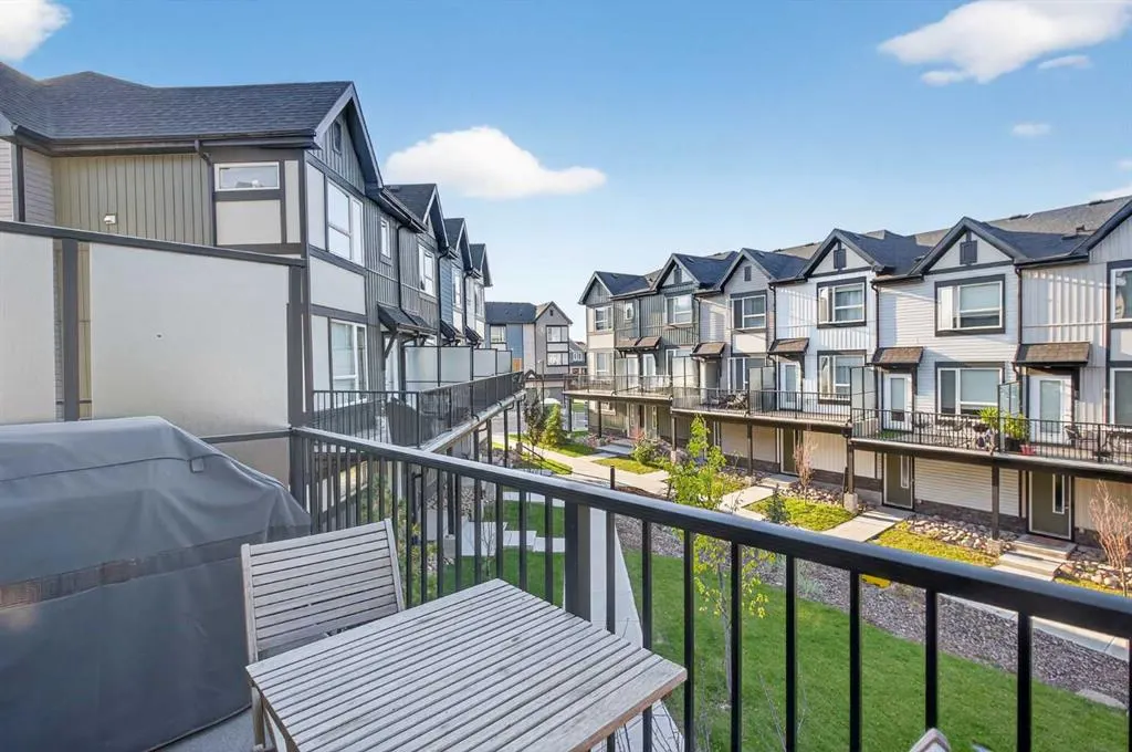 16 Evanscrest Park NW, #104