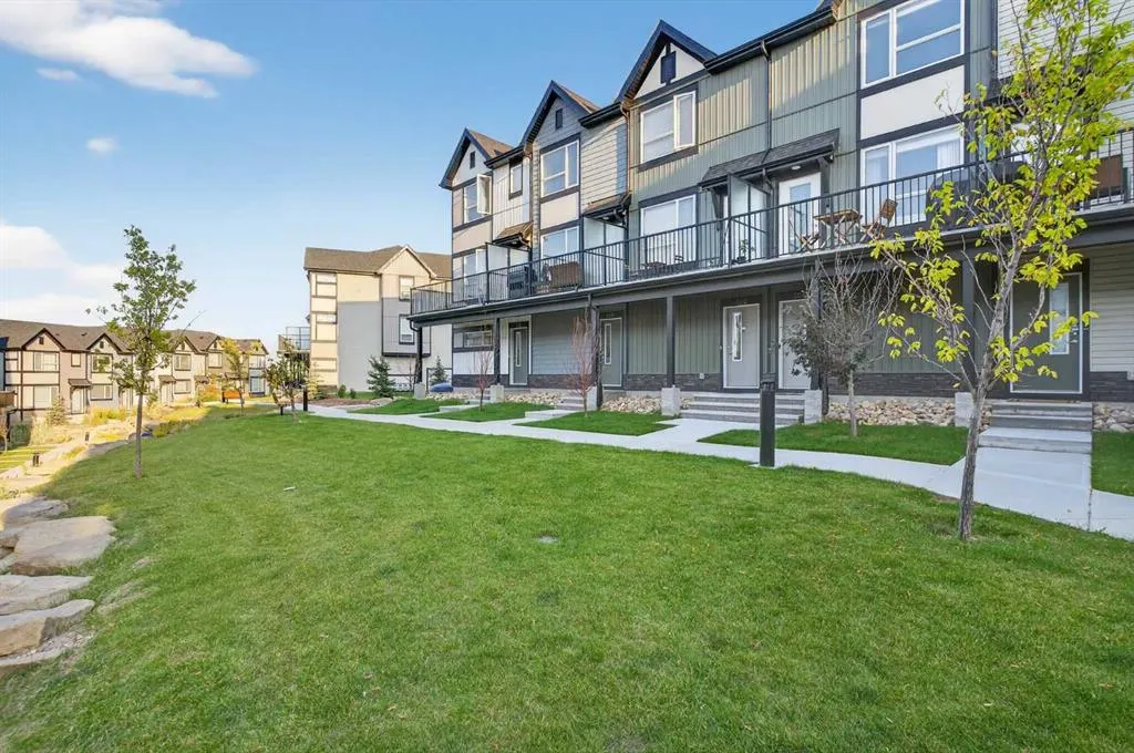 16 Evanscrest Park NW, #104
