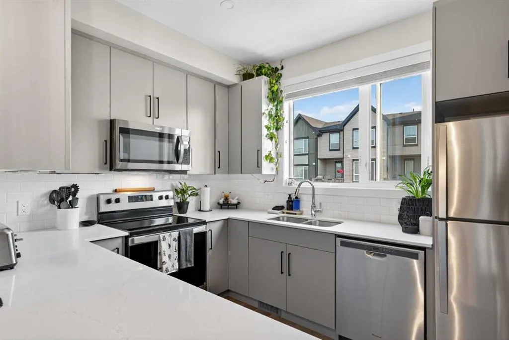16 Evanscrest Park NW, #104