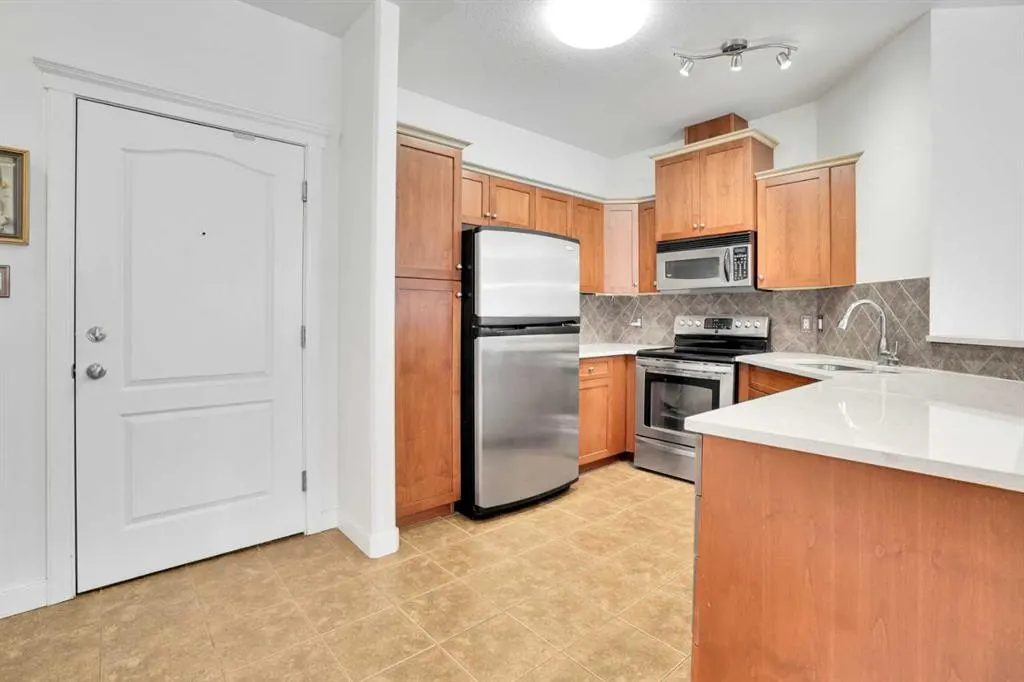 20 Discovery Ridge Close SW, #323