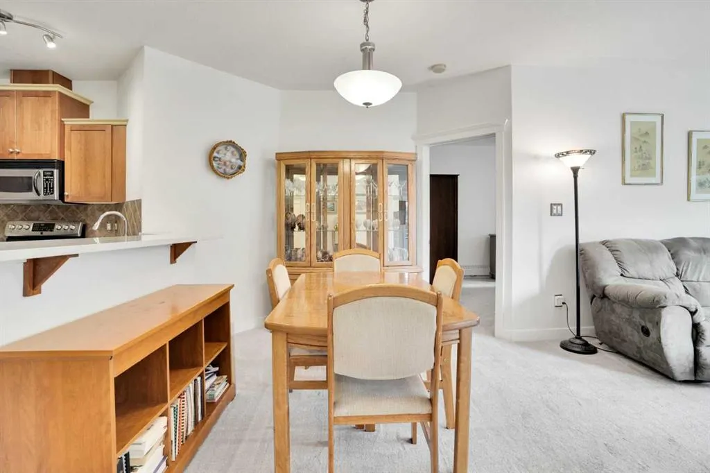 20 Discovery Ridge Close SW, #323