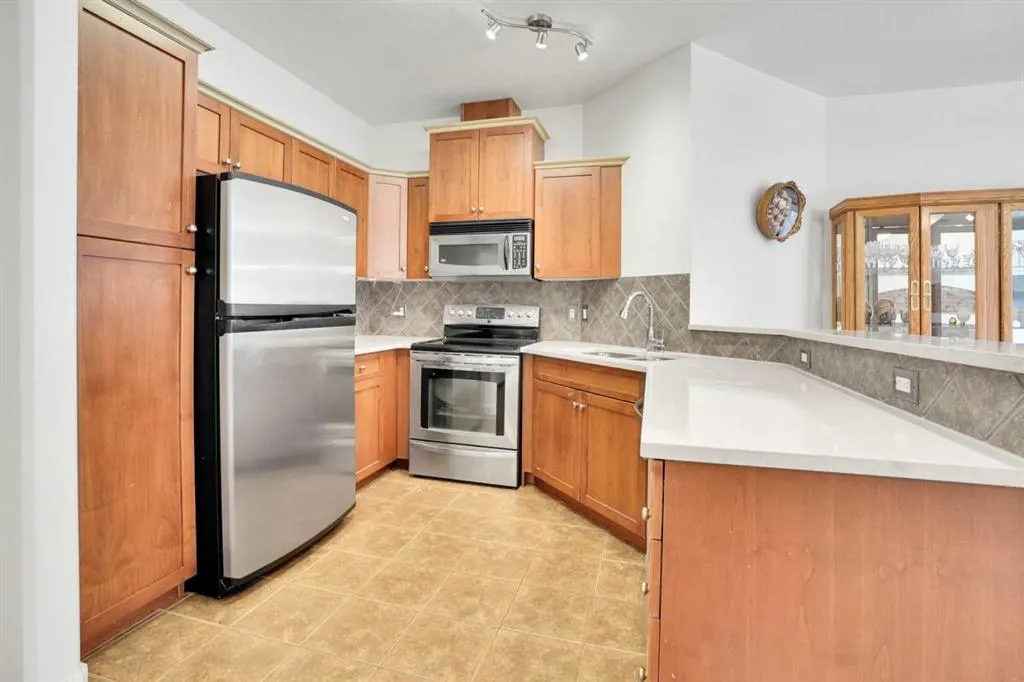 20 Discovery Ridge Close SW, #323