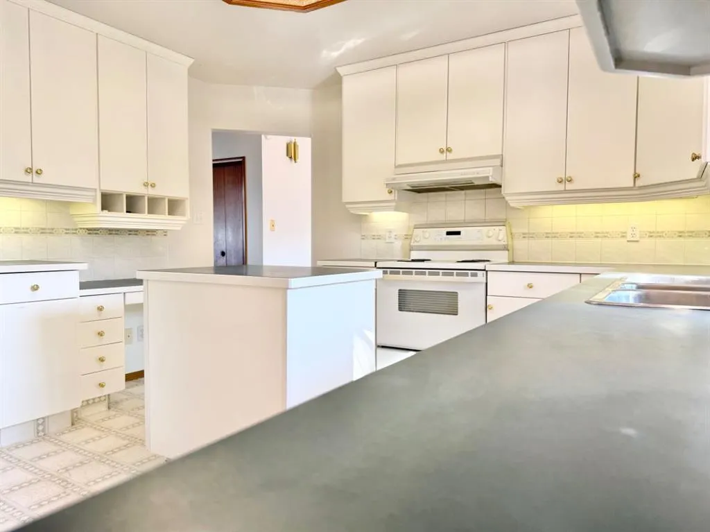 15 Laurel Place W