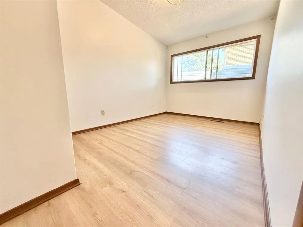 15 Laurel Place W