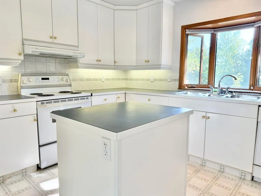 15 Laurel Place W
