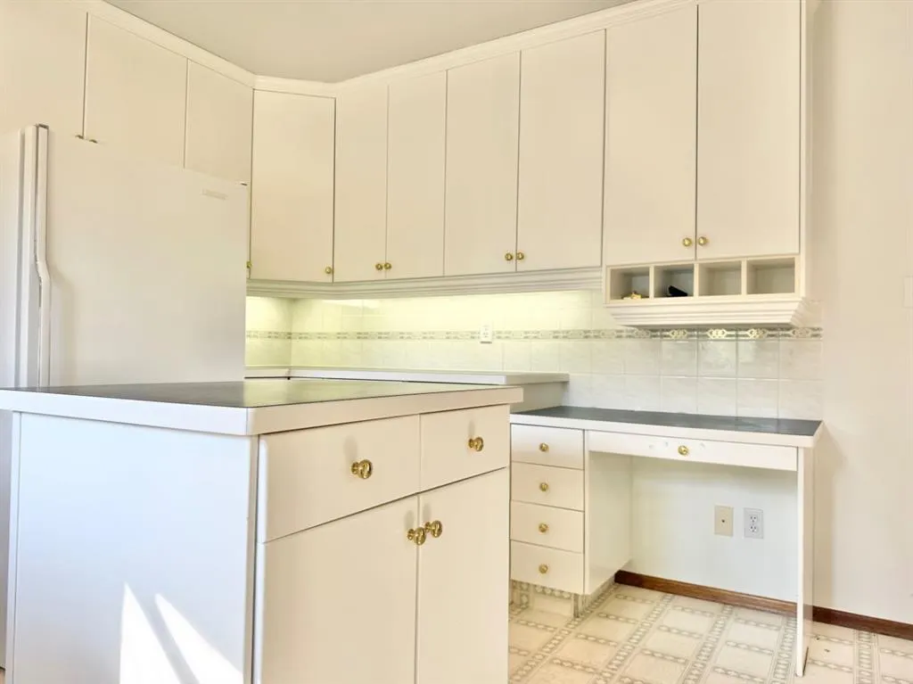 15 Laurel Place W