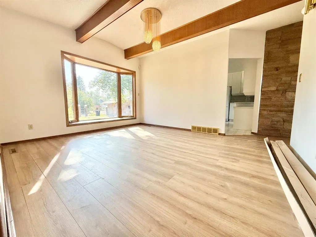 15 Laurel Place W