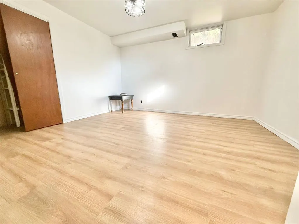 15 Laurel Place W