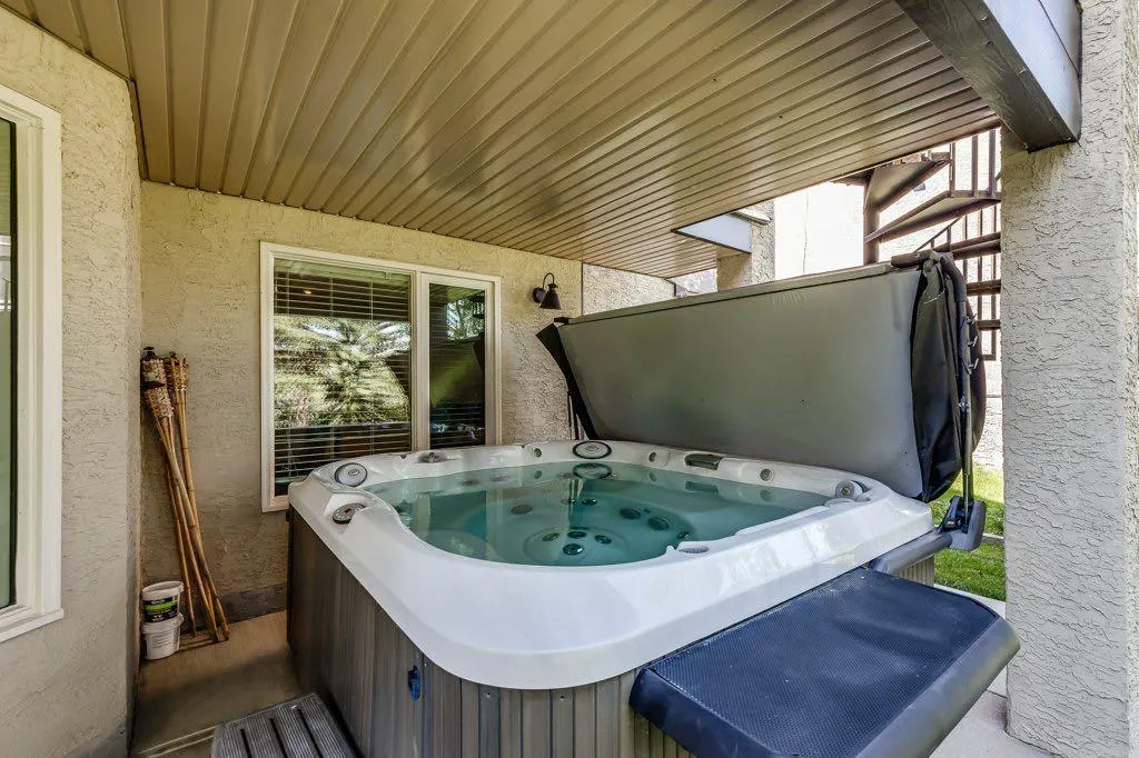 243 Country Hills Close NW
