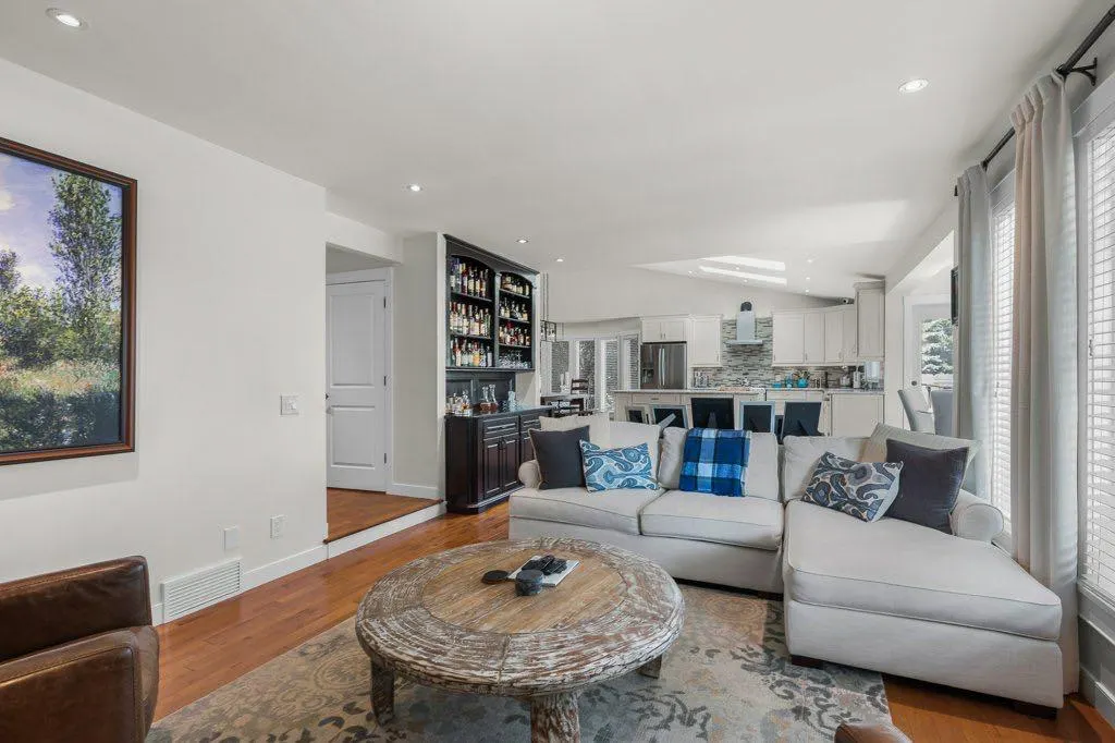 243 Country Hills Close NW