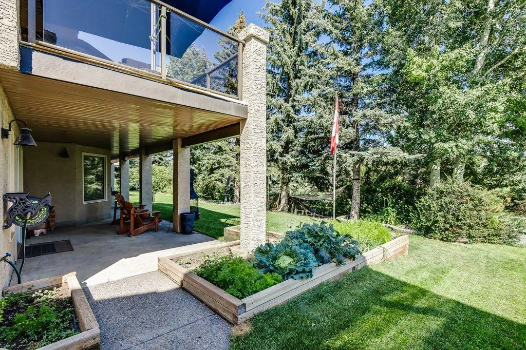 243 Country Hills Close NW
