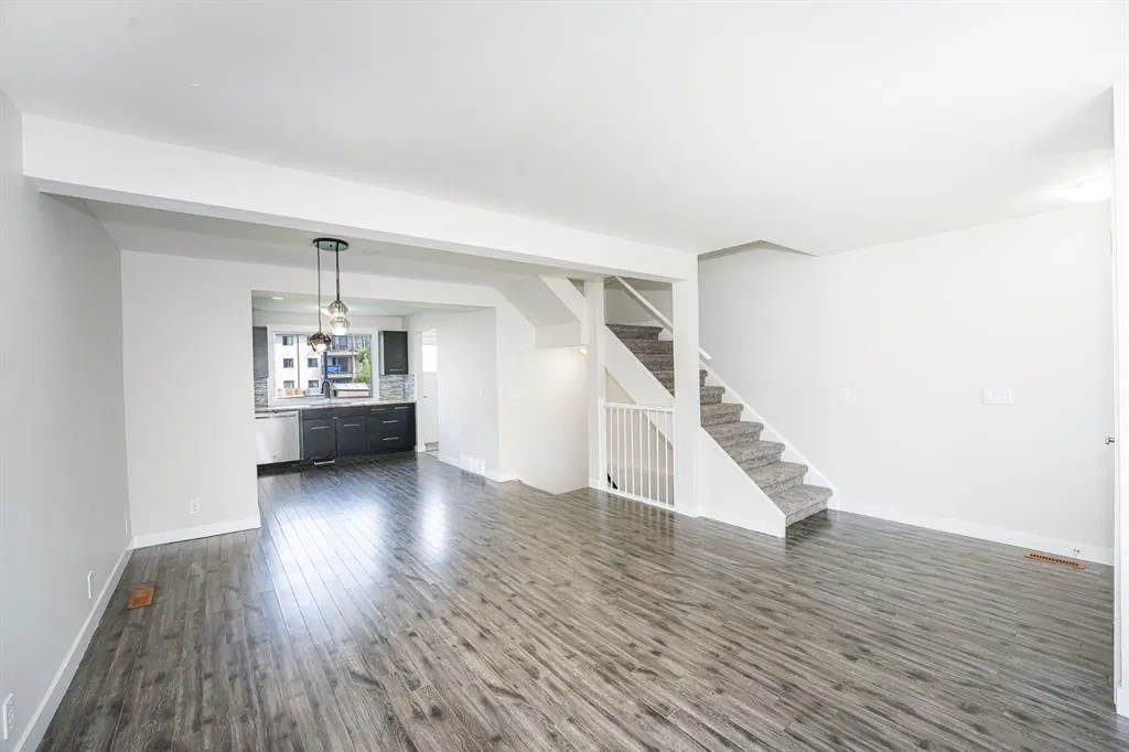 343 Falshire Way NE