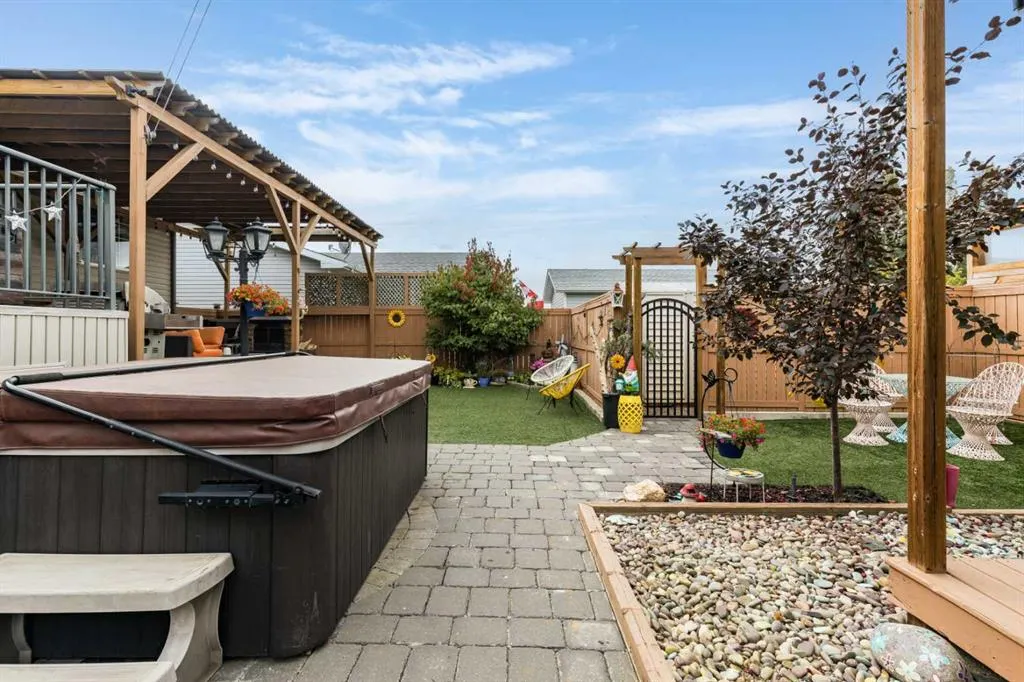 60 Terrace Close NE