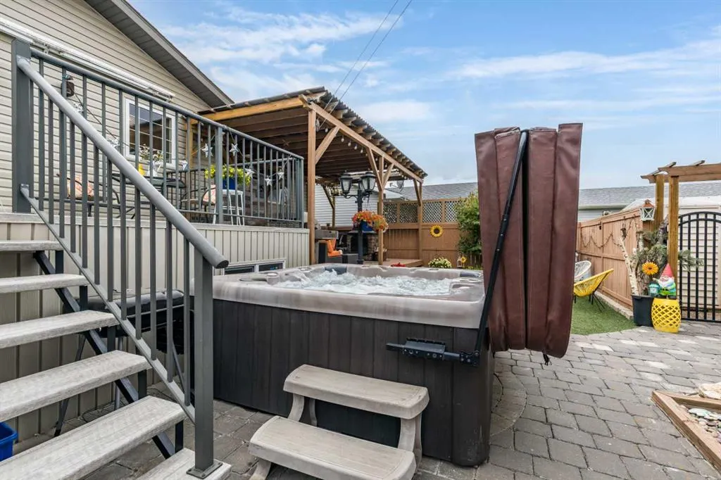 60 Terrace Close NE