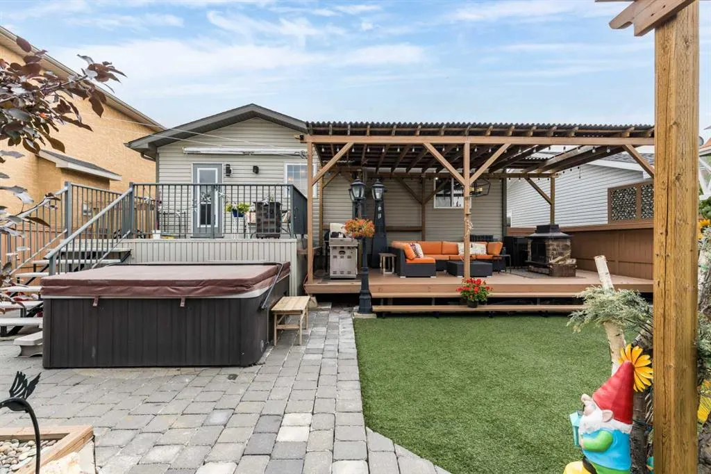 60 Terrace Close NE