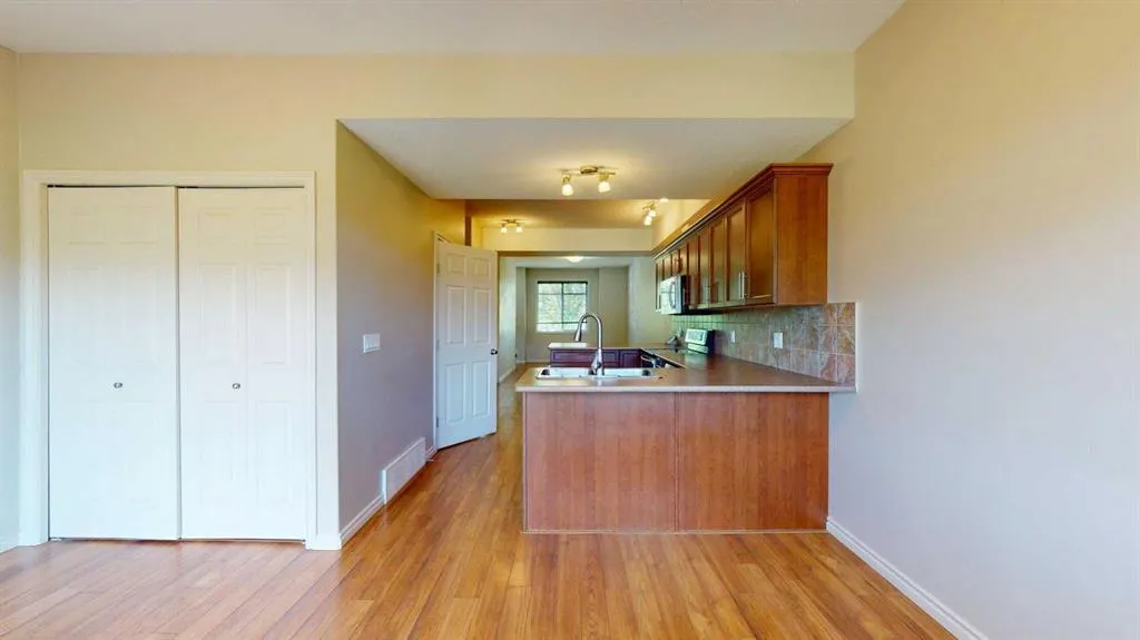 136 Fontaine Crescent, #5