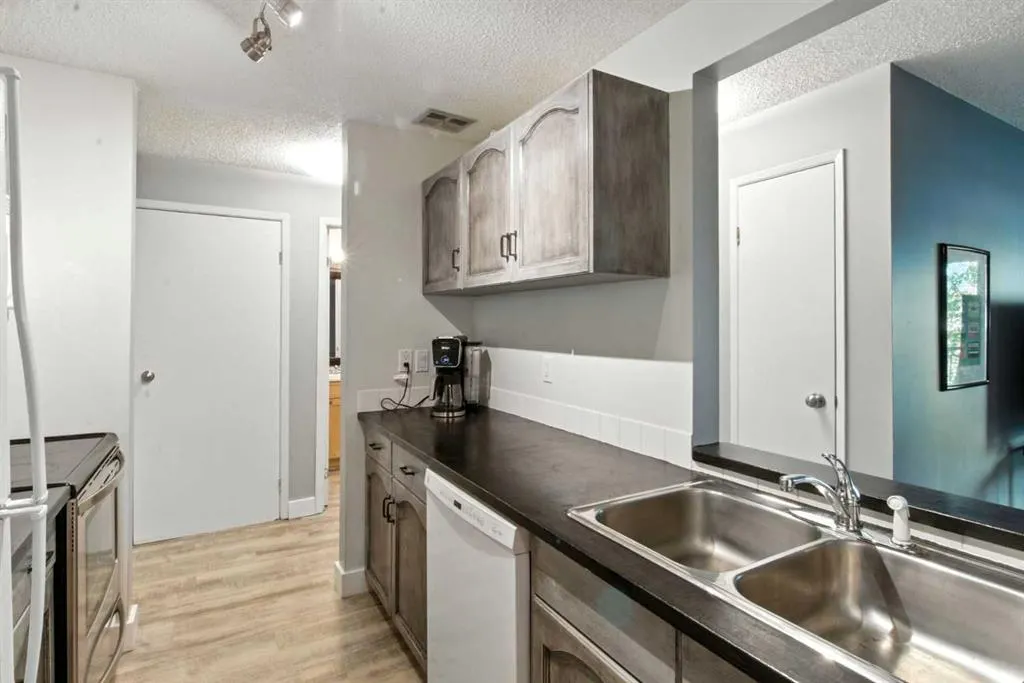550 Westwood Drive SW, #208
