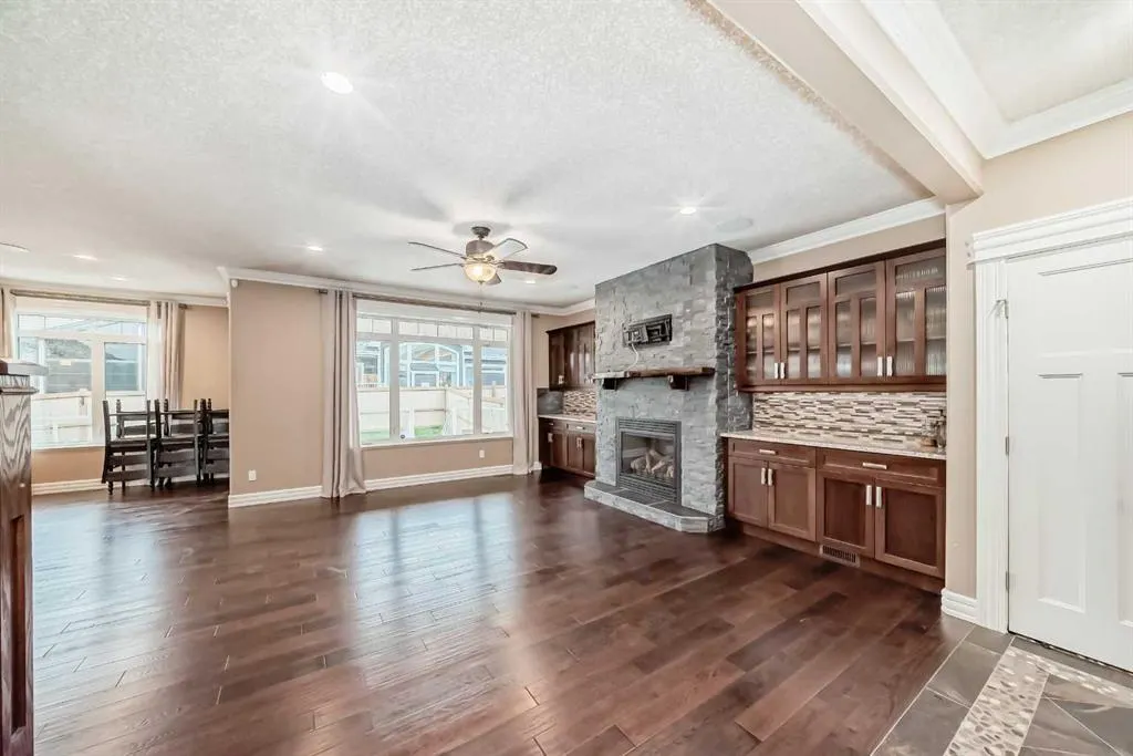 6 Wade Avenue