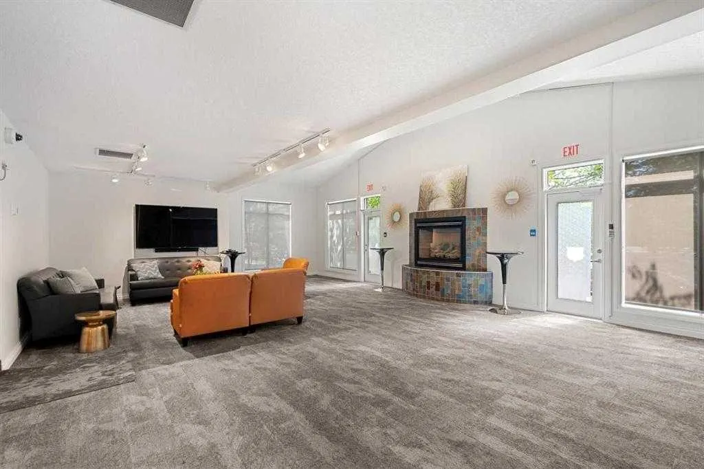 8 Hemlock Crescent SW, #101